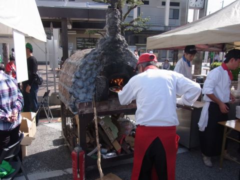 イタリア式食堂『ブラン』の石窯。焼きたての熱々ピザが駅前広場で買えるんです。