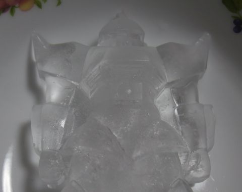 G賞 シリコントレーで作ったゲルググ氷は造形が細かくて良いです。