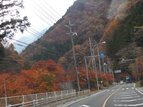 三峯神社までの山道は大丈夫かな・・・と思いながら紅葉景色を楽しんでドライブ。