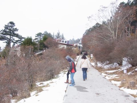 上り坂を歩いて三峯神社に向かいます。