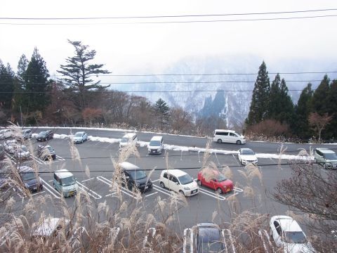 坂の上から駐車場を眺めたところ。雪は路肩にかき分けられて整備されていました。
