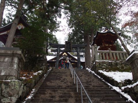 そしてやっと到着しました、階段をのぼると三峯神社の本殿があります。