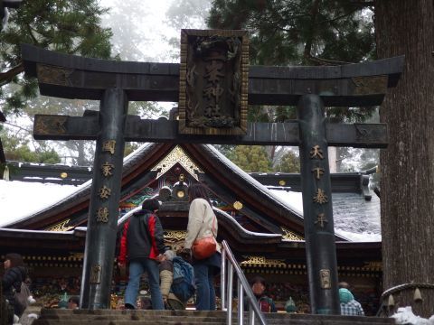三峯神社、本殿の前の鳥居です。
