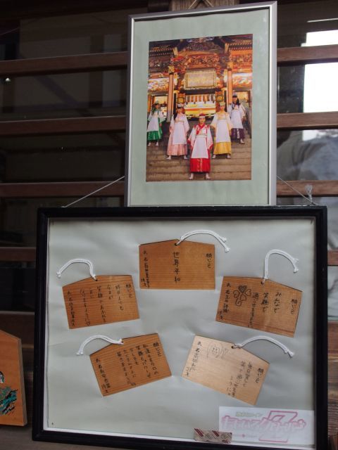 ももいろクローバーZが三峯神社に来たときの写真と5人の絵馬が展示されていました。