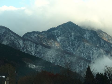 駐車場に戻ってきて、壮大な秩父の山々を眺めました。この日は方角によってはこのような景色が見られました。それにしても寒かったなぁ。