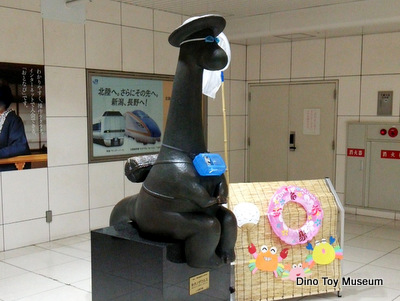 大阪の北新地駅　キタノザウルス（恐竜銅像）