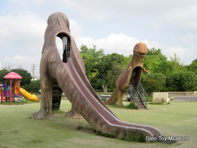 愛知県の大高緑地にいる２頭のティラノサウルス