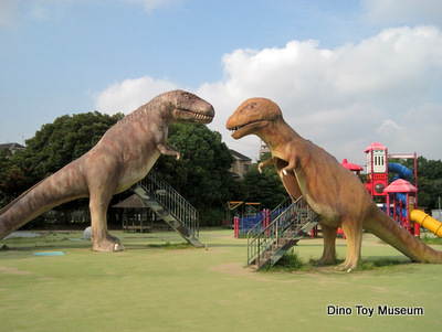 愛知県の大高緑地にいる２頭のティラノサウルス