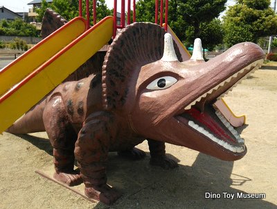 前橋市　六供こども公園の恐竜遊具