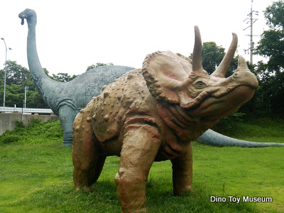 和歌山市森林公園のレトロスタイル恐竜像