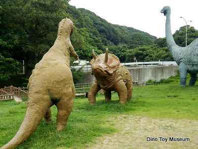 和歌山市森林公園のレトロスタイル恐竜像