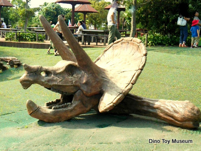 よこはま動物園ズーラシアの恐竜化石