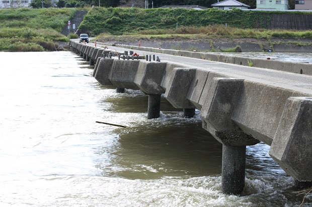 川島潜水橋　増水