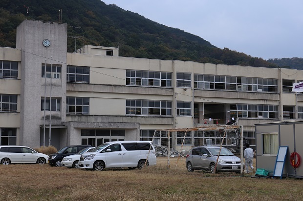 津田中学校　解体