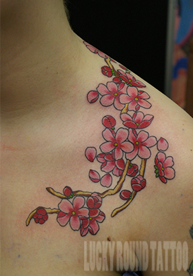 桜の花と枝のタトゥー Lucky Round Tattoo
