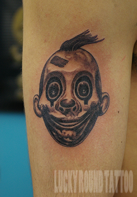 ダークナイトのクラウンのマスクのタトゥー Lucky Round Tattoo