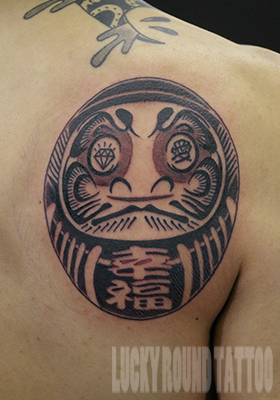 幸福のダルマのタトゥー Lucky Round Tattoo