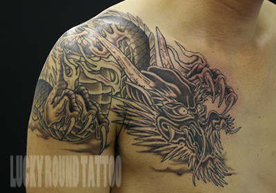 胸から肩への龍のタトゥー Lucky Round Tattoo