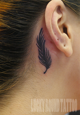 耳裏の羽のタトゥー Lucky Round Tattoo