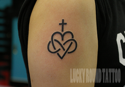 ハートと十字架と無限大マークのタトゥー Lucky Round Tattoo