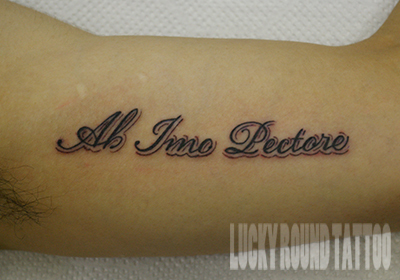 筆記体「Ab Imo Pectore」のタトゥー Lucky Round Tattoo