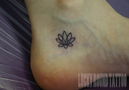 シンプルな蓮の花のタトゥー Lucky Round Tattoo