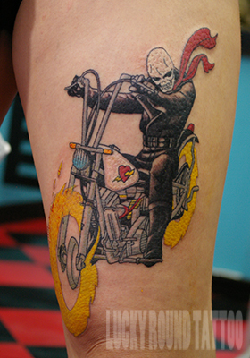 バイクに乗る魔人のタトゥー Lucky Round Tattoo