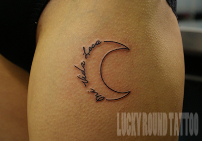 月の形の「Mi Vida Loca」のタトゥー Lucky Round Tattoo