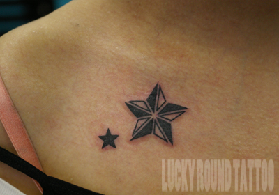 アレンジしたノーティカルスターのタトゥー Lucky Round Tattoo
