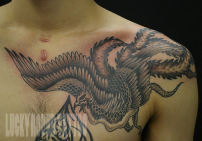 胸から肩への鳳凰のタトゥー Lucky Round Tattoo