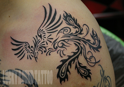 肩への鳳凰のトライバルタトゥー Lucky Round Tattoo