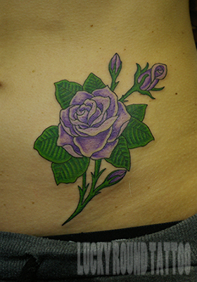 紫色の薔薇のタトゥー Lucky Round Tattoo