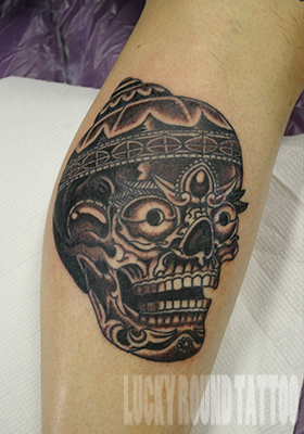 チベタンスカルのタトゥー Lucky Round Tattoo