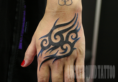黒と青のグラデーションのトライバルタトゥー Lucky Round Tattoo