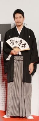 (画像2-5) 松山ケンイチ＆東出昌大、貫禄の袴姿で登場に会場歓声