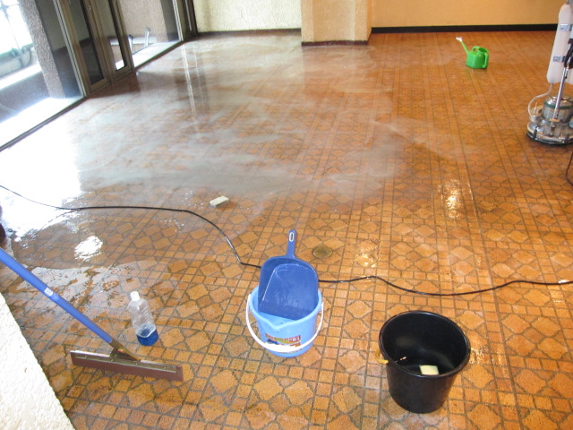 東京都世田谷区　空き店舗全体ハウスクリーニング　床清掃　作業風景　１