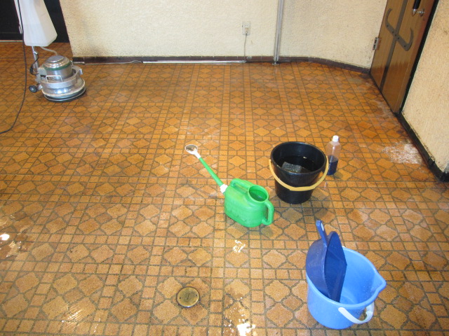 東京都世田谷区　空き店舗全体ハウスクリーニング　床清掃　作業風景　２