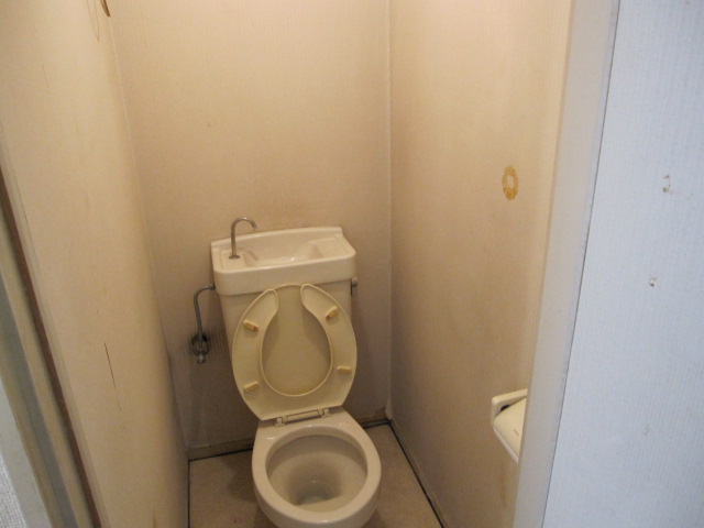 東京都府中市　賃貸物件原状回復１DKクロス張替え　トイレ　作業前　１