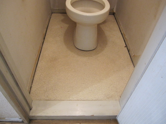 東京都府中市　賃貸物件原状回復　トイレ床ＣＦクッションフロアー張替え　作業前　１