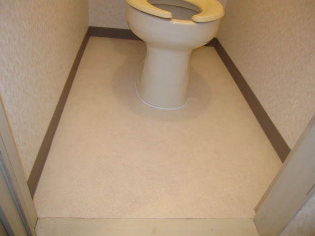 東京都府中市　賃貸物件原状回復　トイレ床ＣＦクッションフロアー張替え　作業完了後　１