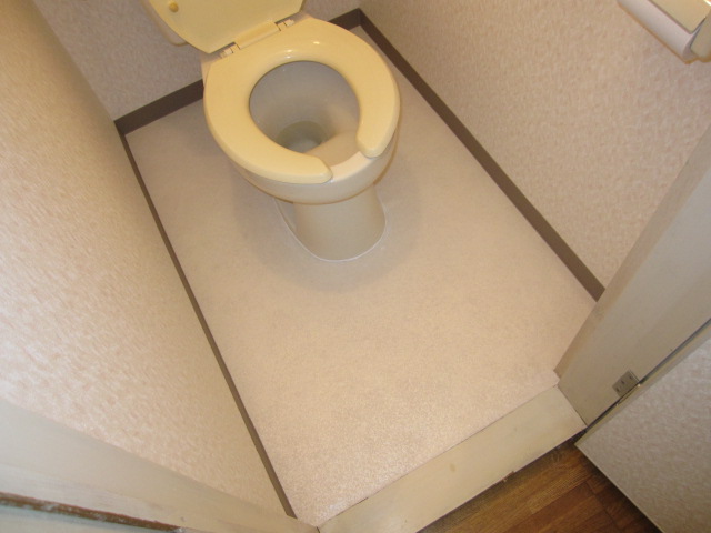 東京都府中市　賃貸物件原状回復　トイレ床ＣＦクッションフロアー張替え　作業完了後　２