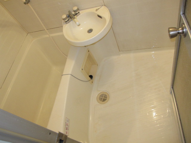 東京都府中市　賃貸物件原状回復　入居者退去後空き室１DKルームクリーニング　浴室ユニットバス清掃　作業完了後　１