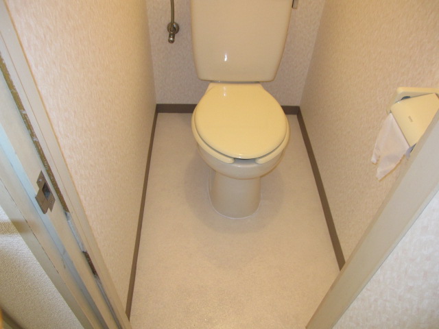 東京都府中市　賃貸物件原状回復　入居者退去後空き室１DKルームクリーニング　トイレ清掃　作業完了後　１
