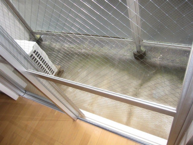 東京都調布市　賃貸物件原状回復　入居者退去後空き室１Ｒハウスクリーニング　サッシ・ガラス周り清掃　作業完了後　１