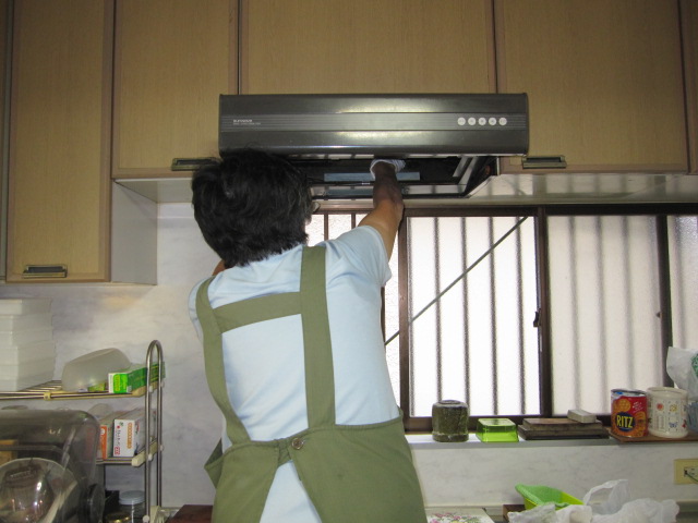 埼玉県所沢市　ご在宅一戸建て　キッチン換気扇クリーニング　作業風景　１