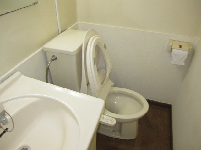 東京都調布市　賃貸物件原状回復１Ｒクロス張替え　トイレ　作業前　２