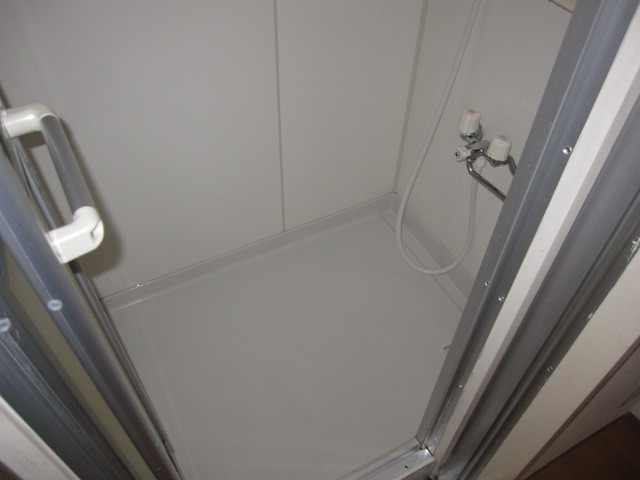 東京都調布市　賃貸物件原状回復　入居者退去後空き室１Ｒハウスクリーニング　浴室ユニットバス清掃　作業完了後　１