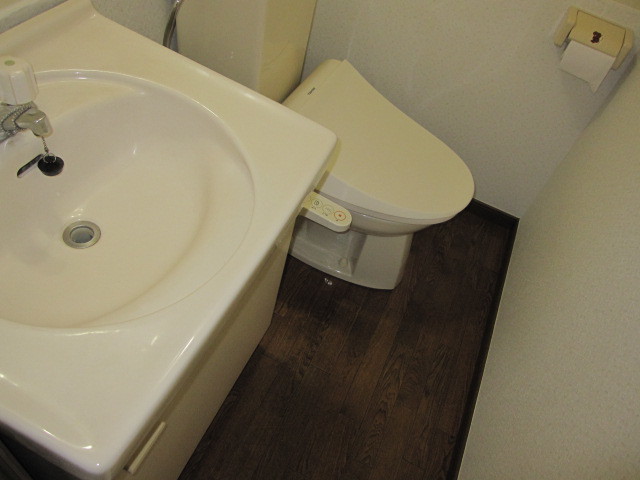 東京都調布市　賃貸物件原状回復　入居者退去後空き室１Ｒハウスクリーニング　トイレ周り清掃　作業完了後　１
