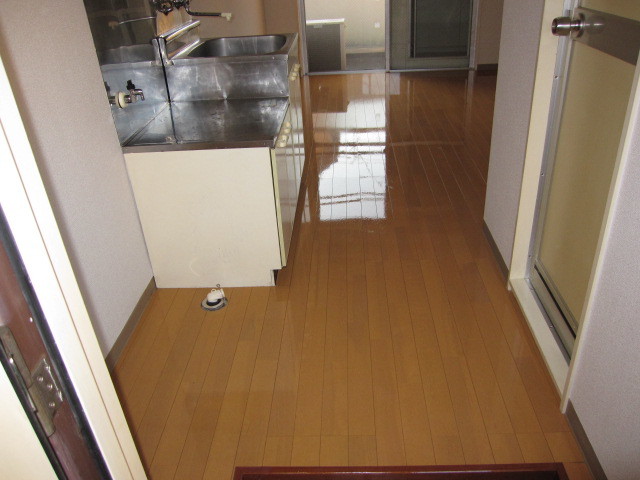 東京都調布市　賃貸物件原状回復　入居者退去後空き室１Ｒハウスクリーニング　床フローリングワックス掛け　作業完了後　１