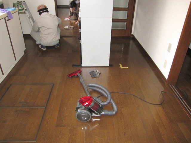 埼玉県所沢市　一戸建て空き家賃貸物件原状回復　全体ハウスクリーニング　床清掃　作業風景　１